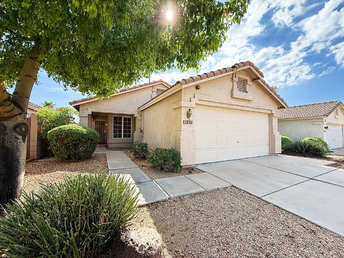 Foto principal - Stylish 1-story 1,301 Sq. Ft. House in Inv...