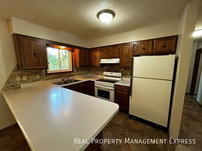 Foto del edificio - 3 Bedroom 2 Bathroom Home with a Fireplace...
