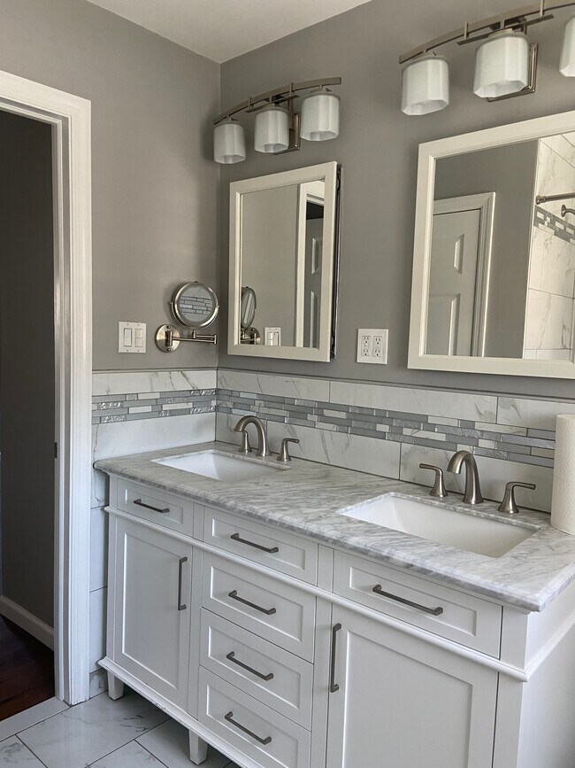 Renovated Bath. - 138 Washington St