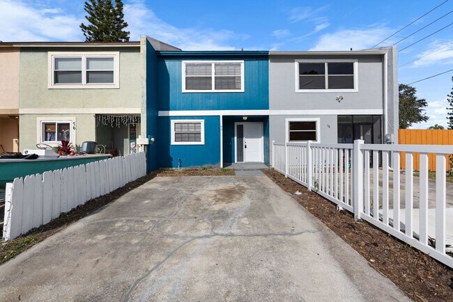 Building Photo - ***CUTE! Largo Townhome NOW *** 2 Bed. 1&1...
