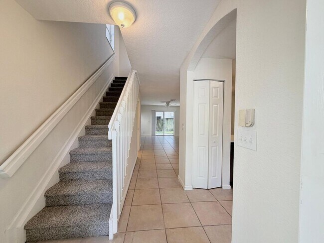 Building Photo - 910 Summit Lake Dr