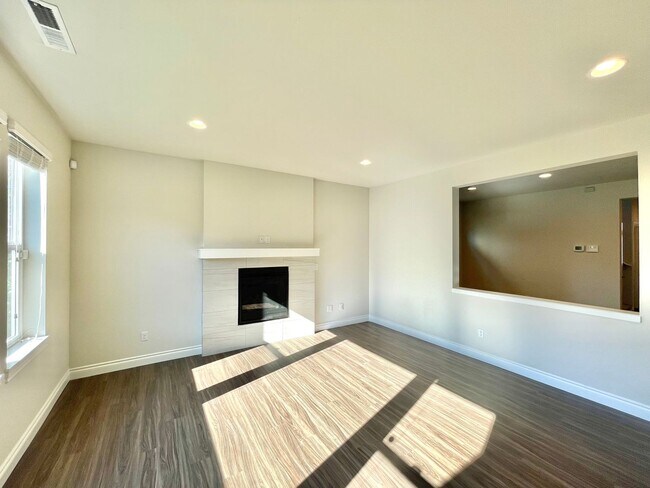 Building Photo - Spacious 5-Bedroom Home in Desirable Woodi...