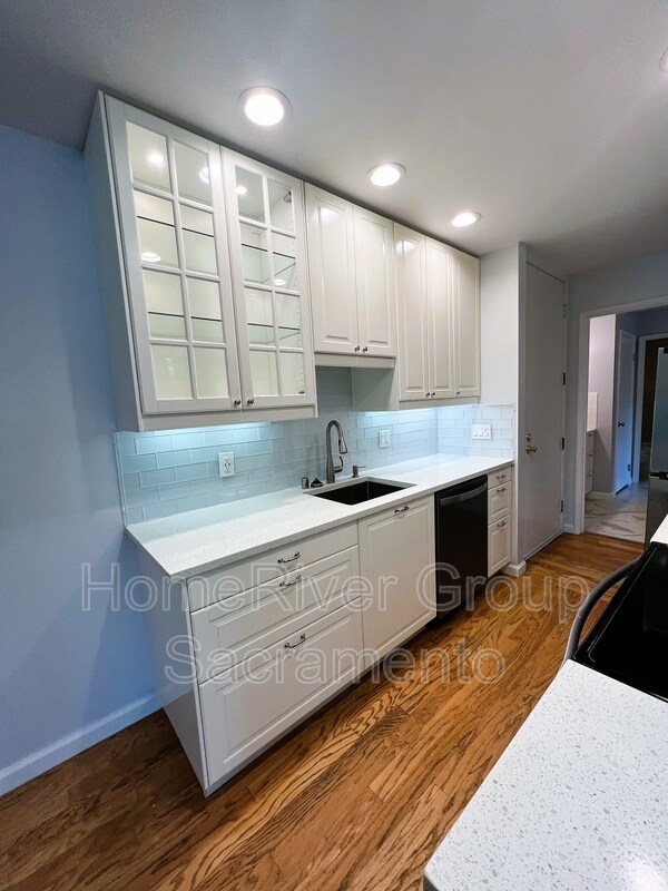Foto del edificio - 873 Woodside Ln E