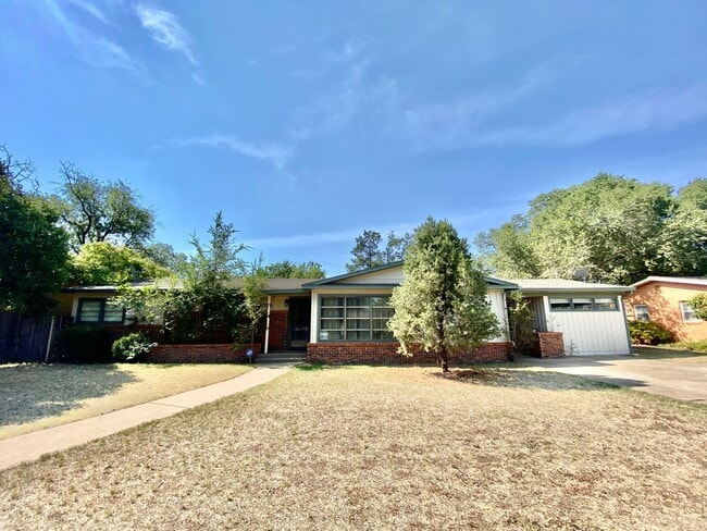 Foto del edificio - Summer 2025 - Over 2,000 Sq. Ft. in Maedgen!