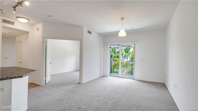 Building Photo - 2 br, 1 bath Condo - 100 S Alameda St Unit...