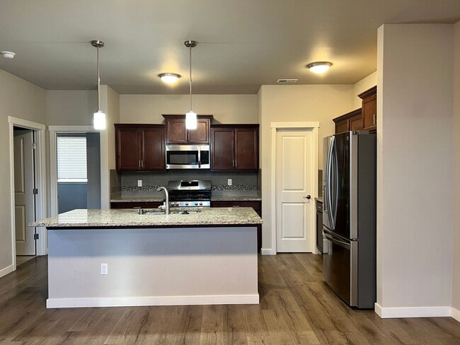 Building Photo - 3bed/2.5bath with Lofted Space at Harbor C...