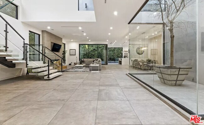 Foto del edificio - 742 N Cherokee Ave