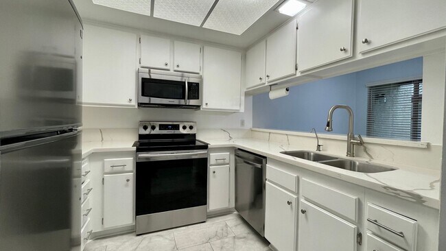 Foto del edificio - Beautifully Updated, 3-Bed Orcutt Condo w/ Pool and Basketball Court