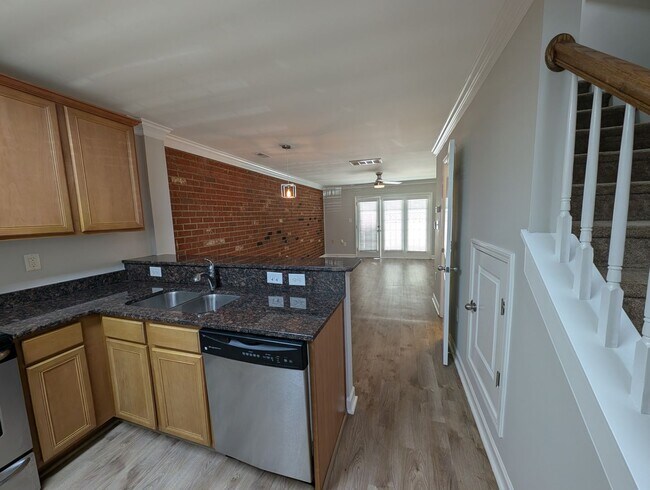 Foto del edificio - Cozy condo located in the Williamsburg on Commonwealth community minutes from Plaza Midwood!