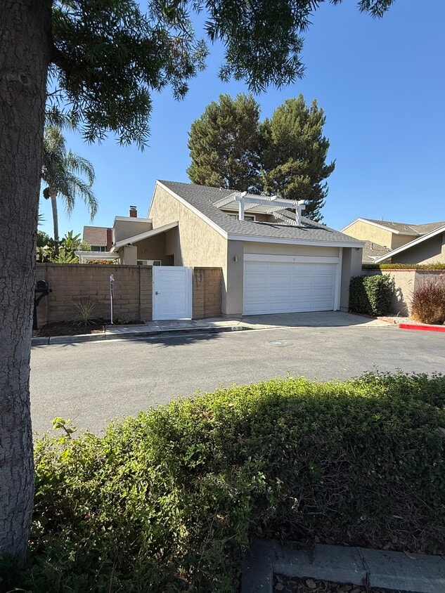 Building Photo - 6 Leda