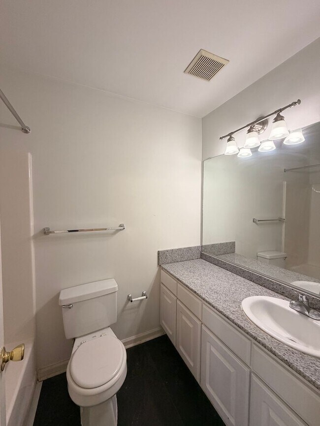 Building Photo - 2 Bedroom 2 Bathroom Available in July!