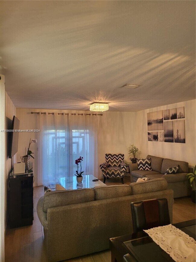 Foto del edificio - 567 NE 6th Pl