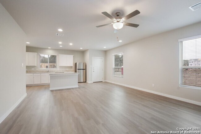 Foto del edificio - 1 month free APRIL at Stadium Pointe- Tucked Away & Spacious in Northwest SA