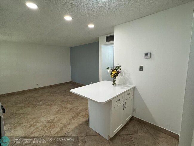 Foto del edificio - 402 Lakeside Dr