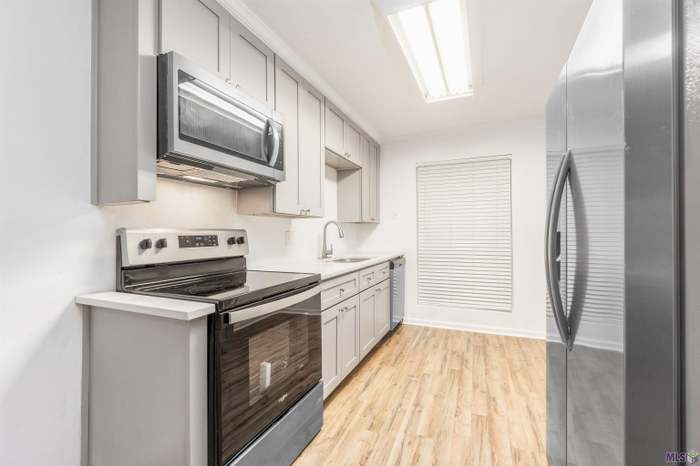 Fully equipped kitchen. - 10436 Jefferson Hwy