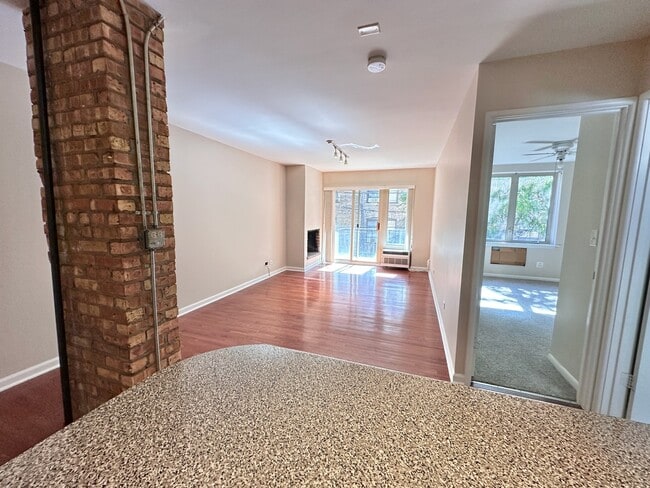 Building Photo - 435 W Oakdale Ave