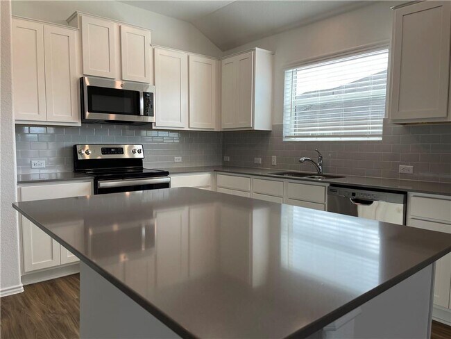 Building Photo - 302 Bluejack Way