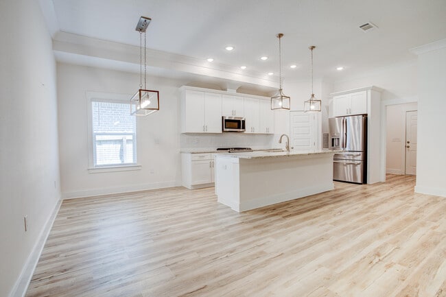 Building Photo - 1756 Thomas St