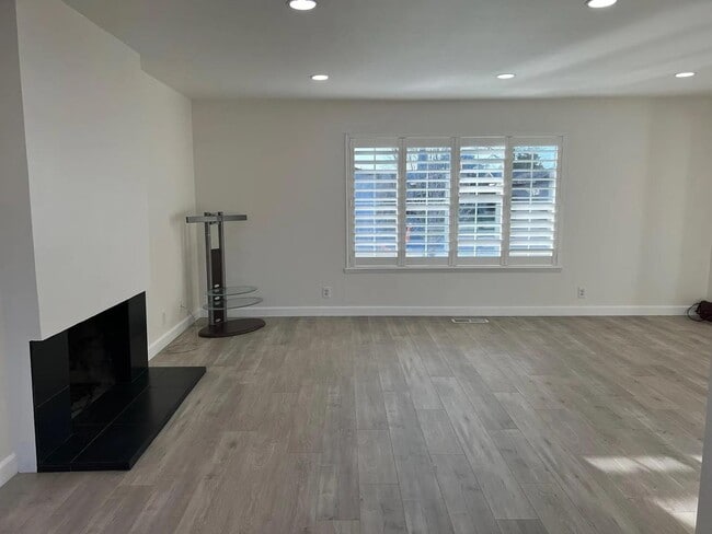 Building Photo - 6366 Tamalpais Ave