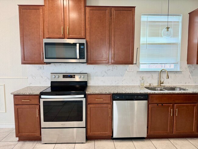 Foto del edificio - Loma Mesa 3 bedroom, 2.5 bath home ready for move-in!