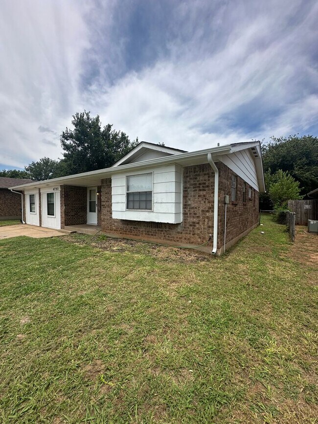 Building Photo - Spacious 4 bed, 1.5 bath