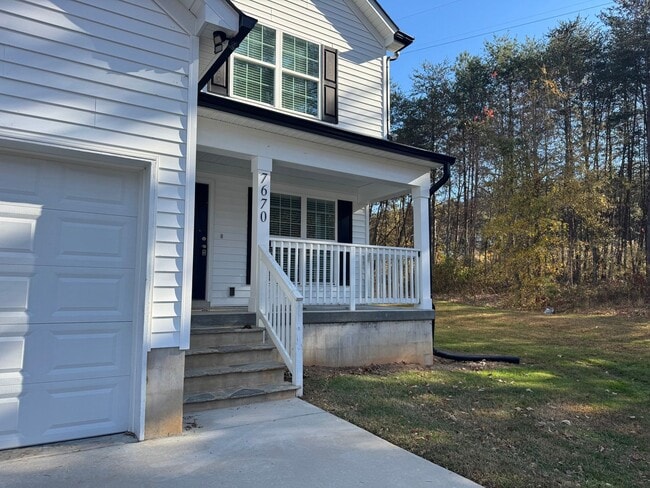 Building Photo - Lux Three Bedroom Townhouse in Sherrills Ford