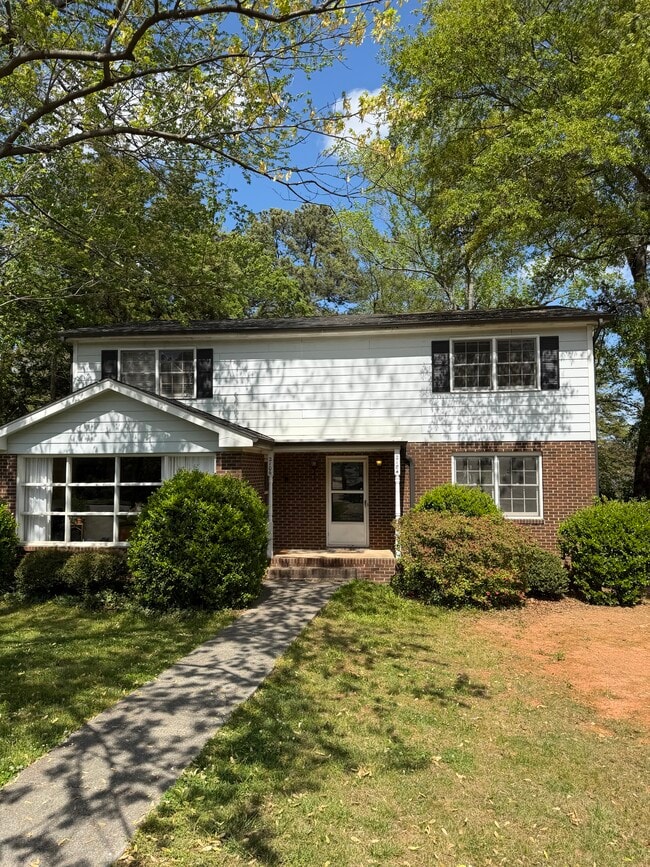 Building Photo - 2104 Fairview Rd