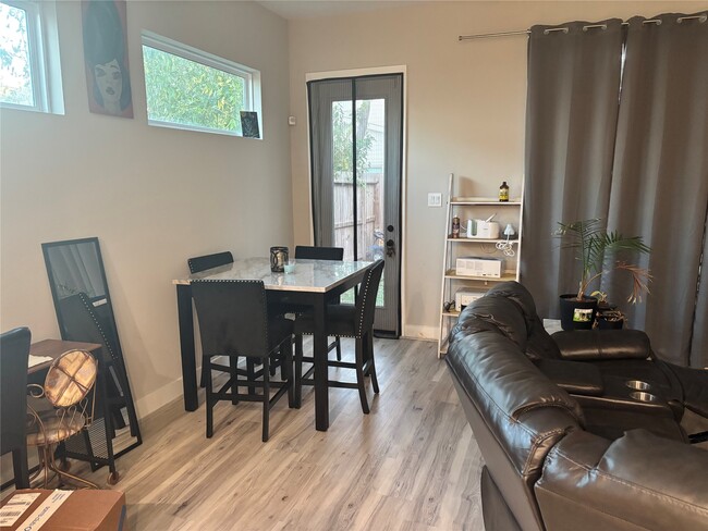 Building Photo - 6831 Paris St