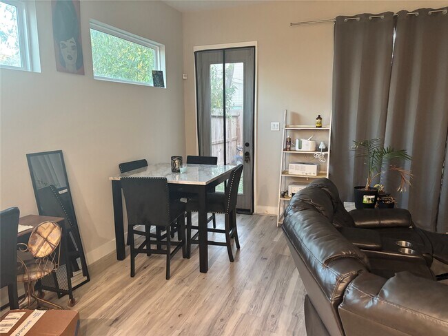 Foto del edificio - 6831 Paris St