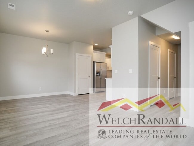 Building Photo - 3 Bed 2.5 Bath Beautiful Townhome in West ...