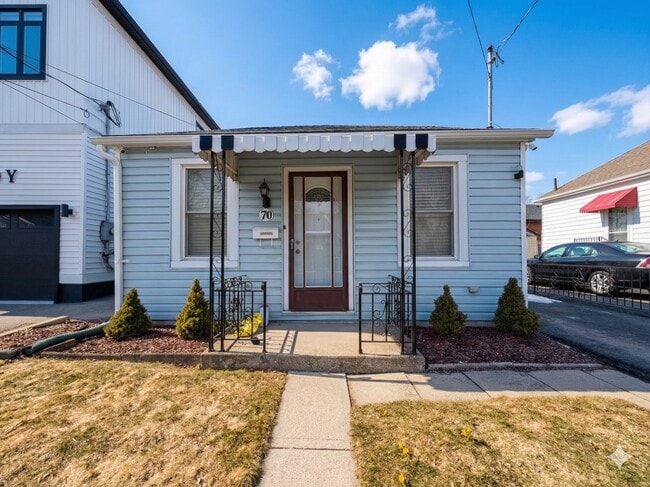 Building Photo - 70 Poulette St