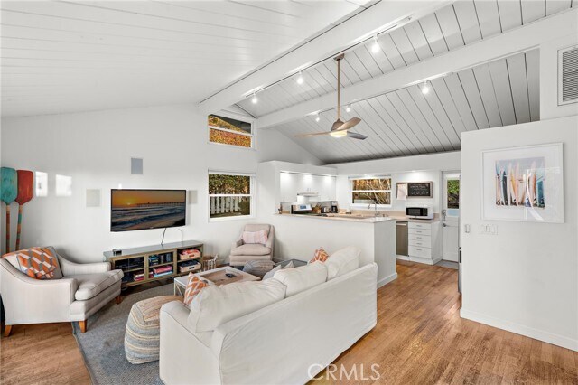 Foto del edificio - 595 Bluebird Canyon Dr