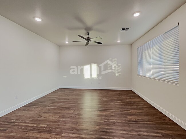Foto del edificio - 711 Terrain Star Ave