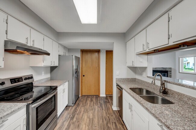 Building Photo - 15886 Griffon Ct