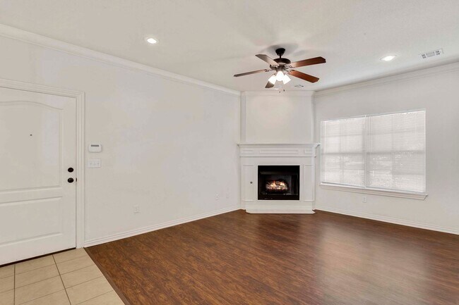 Foto del edificio - 1/2 OFF FIRST MONTH RENT - 3 bed, 2 bath C...