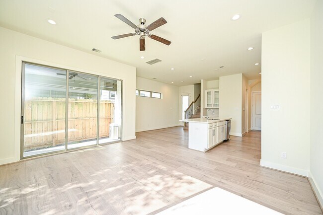 Foto del edificio - 1106 Fuschia Rd