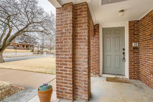 Foto del edificio - 2 bedroom Duplex in Ryan Place on Large Corner Lot