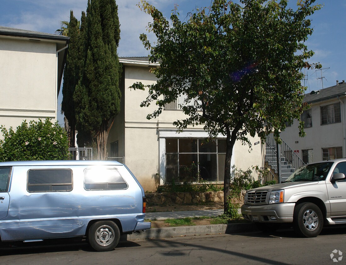 Building Photo - 968 N Serrano Ave