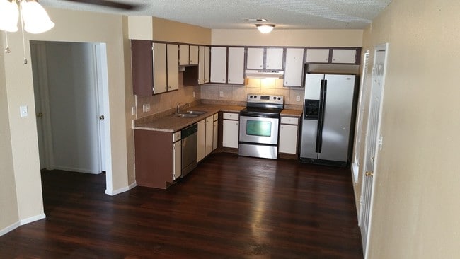 Building Photo - 400 Rosewood