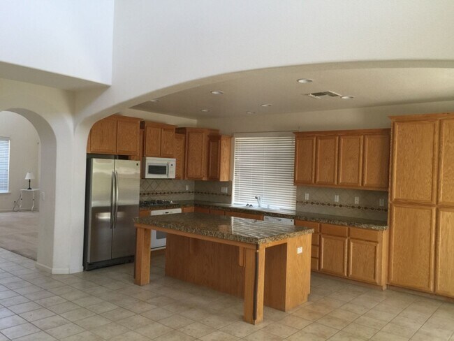 Building Photo - BEAUTIFUL TWO STORY 5 BEDROOM 3 BATH MERCE...