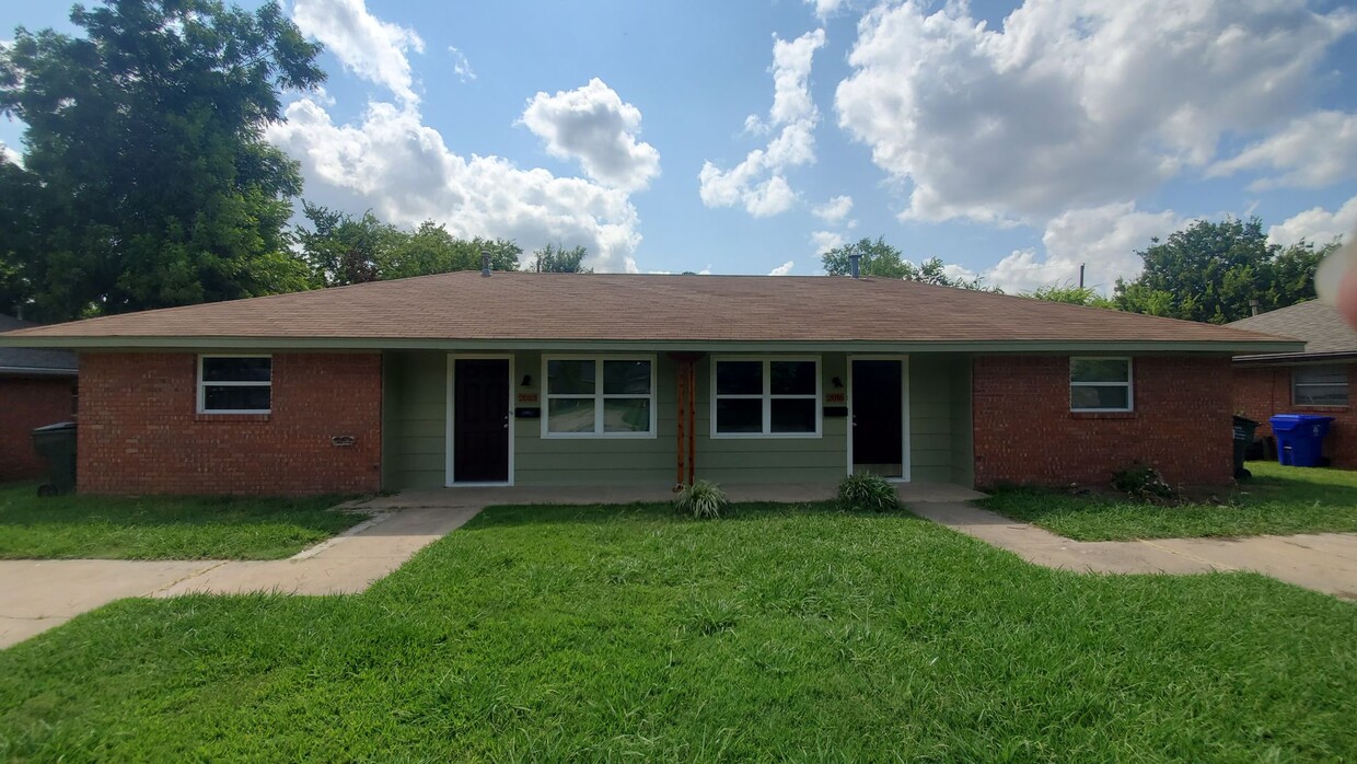 Primary Photo - (2) Bedroom Duplex E Norman Available NOW!...