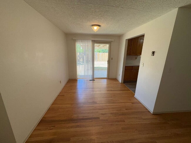 Photo - Single-Level Gresham Home / Large Backyard...