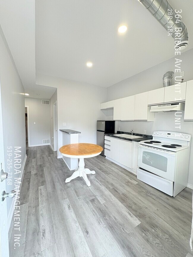 Photo du bâtiment - 2 BEDROOM 1 BATH MAIN FLOOR UNIT - ALL UTI...