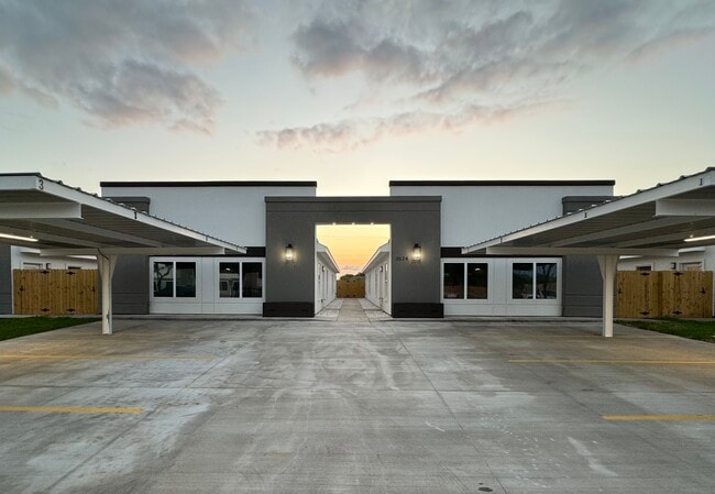 Building Photo - 3524 S Dominque Dr