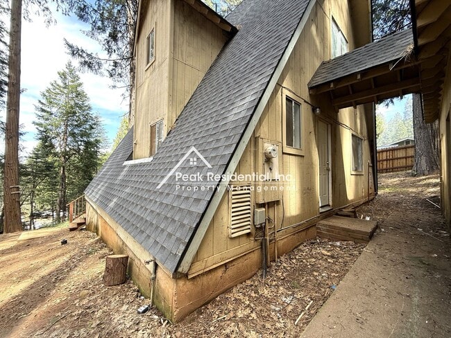 Building Photo - Fantastic 3bd/1.5ba Camino home with 2 Car...