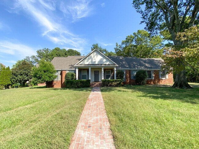 Building Photo - 5 bed 3 bath home recently renovated!