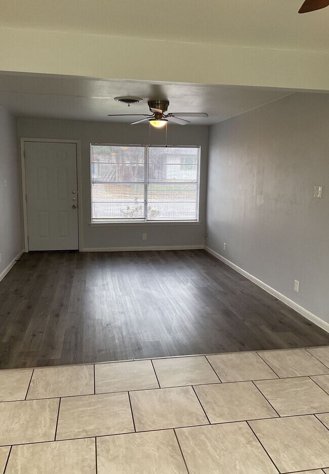 Foto del edificio - PRICE REDUCTION - AVAILABLE NOW!