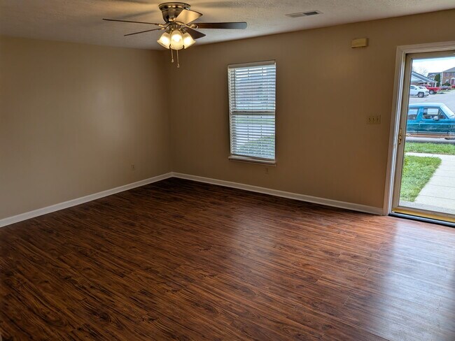 Foto del edificio - 913 Weeping Willow Dr