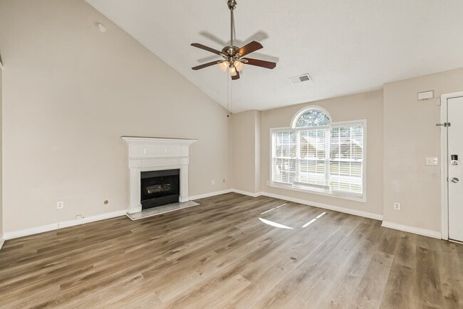 Foto del edificio - 335 Shadetree Ln