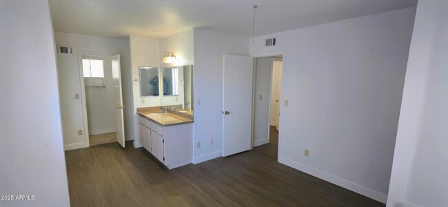 Building Photo - 5936 E Nance St